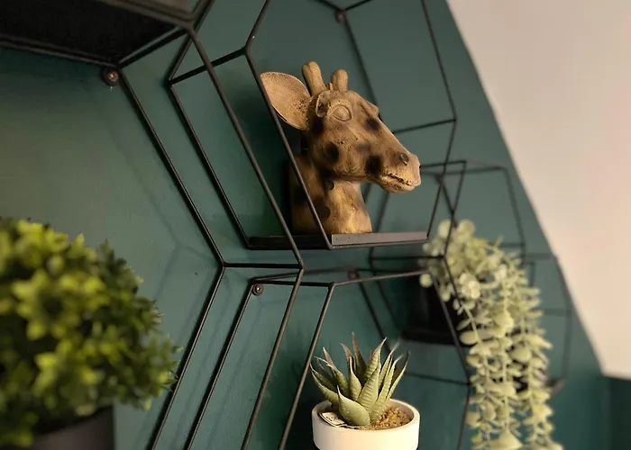The Gallery - Town Centre - Beach 5 Minute Walk - Superfast Wifi - Outdoor Terrace - Sleeps Up To 6 - Netflix - Contractor Friendly - Short & Long Stays - Coffee Machine