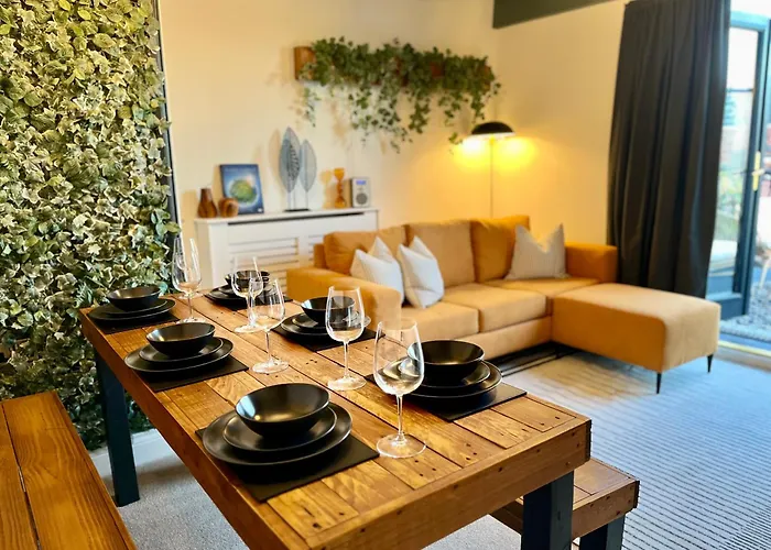 The Gallery - Town Centre - Beach 5 Minute Walk - Superfast Wifi - Outdoor Terrace - Sleeps Up To 6 - Netflix - Contractor Friendly - Short & Long Stays - Coffee Machine