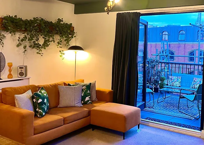 The Gallery - Town Centre - Beach 5 Minute Walk - Superfast Wifi - Outdoor Terrace - Sleeps Up To 6 - Netflix - Contractor Friendly - Short & Long Stays - Coffee Machine