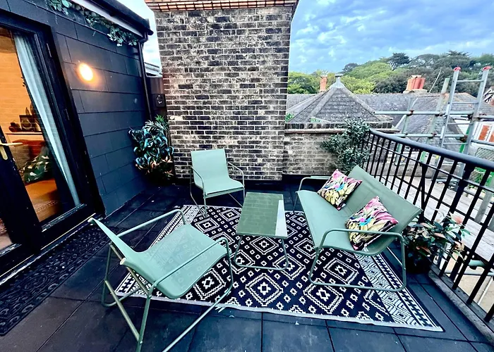 The Gallery - Town Centre - Beach 5 Minute Walk - Superfast Wifi - Outdoor Terrace - Sleeps Up To 6 - Netflix - Contractor Friendly - Short & Long Stays - Coffee Machine