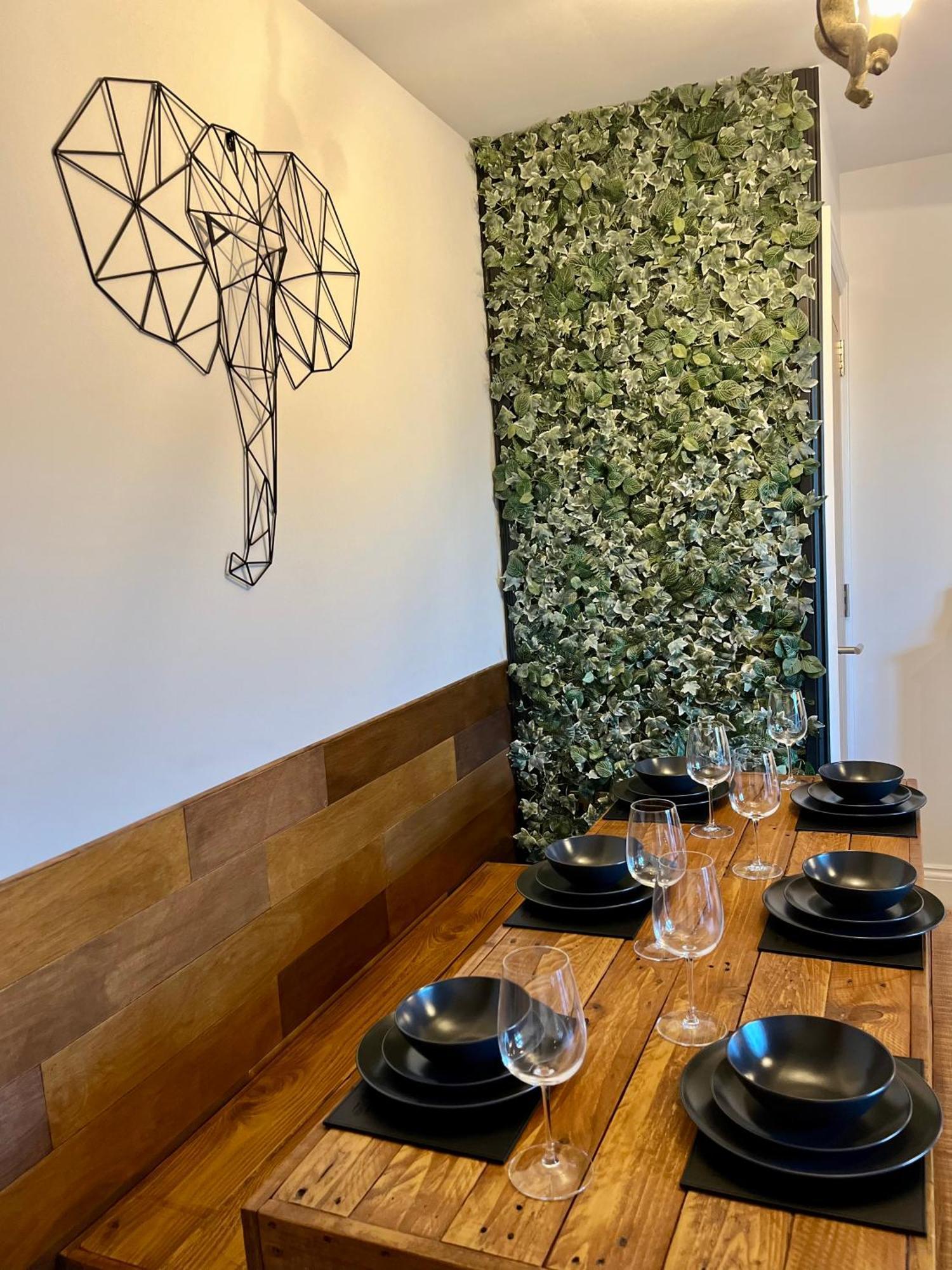 The Gallery - Town Centre - 5 Minute Walk - Superfast Wifi - Outdoor Terrace - Sleeps Up To 6 - Netflix - Contractor Friendly - Short & Long - Coffee Machine Apartment *