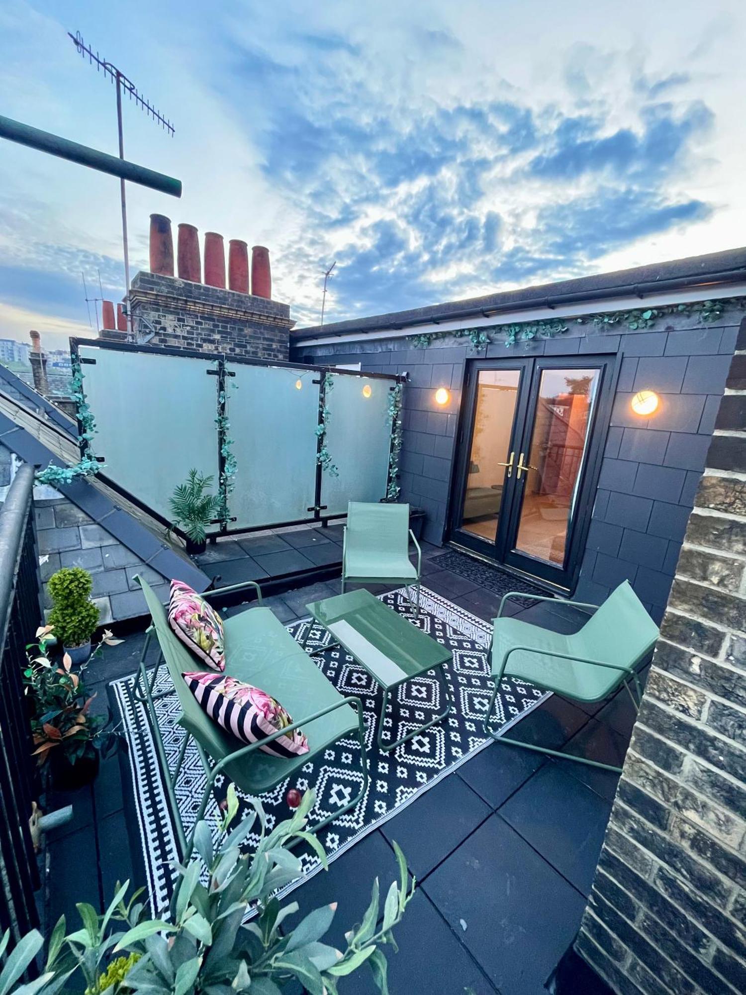 Apartment The Gallery - Town Centre - 5 Minute Walk - Superfast Wifi - Outdoor Terrace - Sleeps Up To 6 - Netflix - Contractor Friendly - Short & Long - Coffee Machine