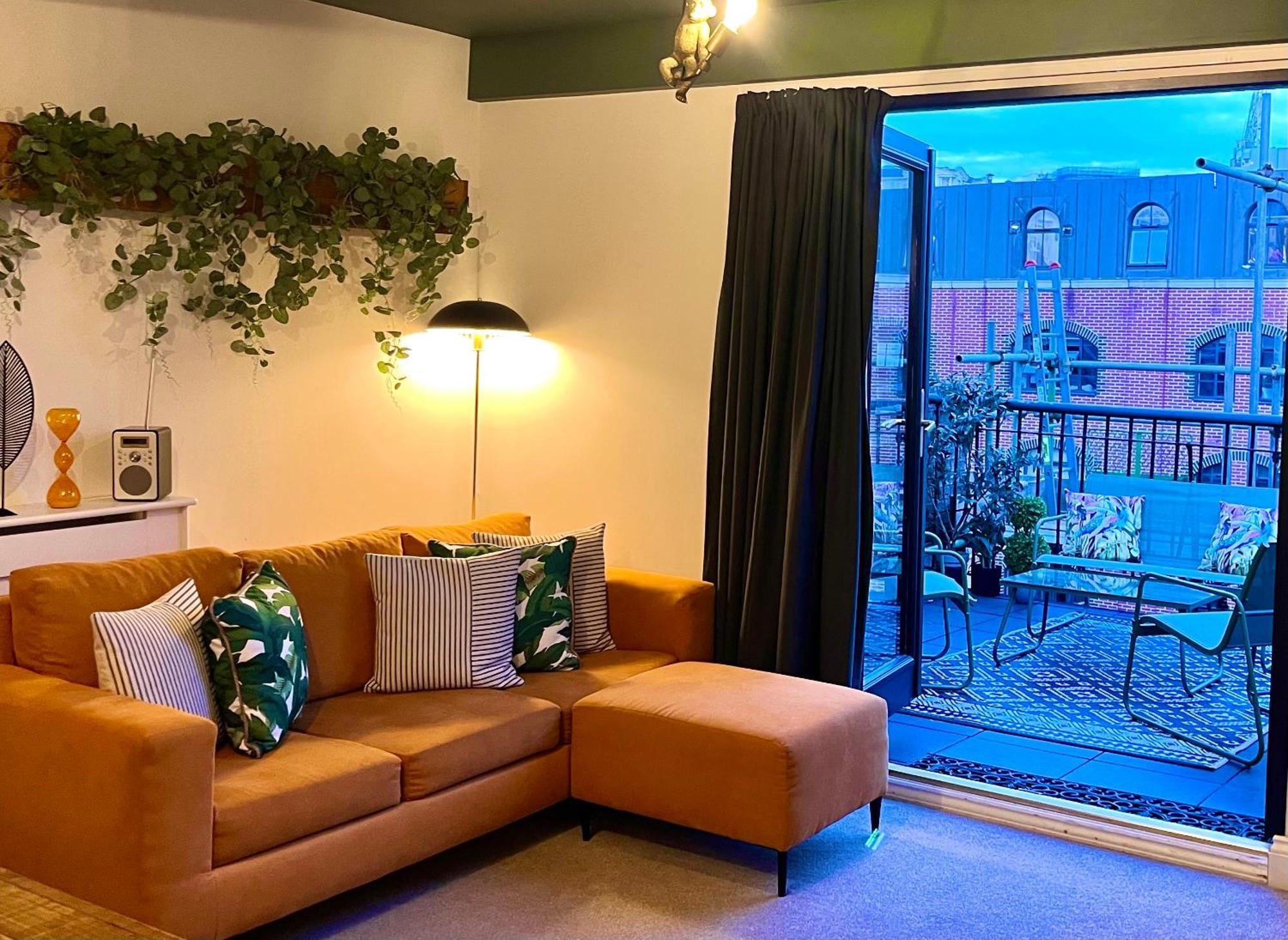 The Gallery - Town Centre - 5 Minute Walk - Superfast Wifi - Outdoor Terrace - Sleeps Up To 6 - Netflix - Contractor Friendly - Short & Long - Coffee Machine Apartment *