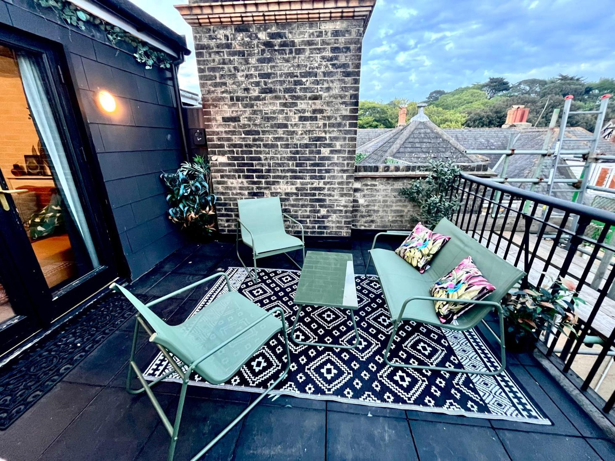 The Gallery - Town Centre - 5 Minute Walk - Superfast Wifi - Outdoor Terrace - Sleeps Up To 6 - Netflix - Contractor Friendly - Short & Long - Coffee Machine Apartment Bournemouth