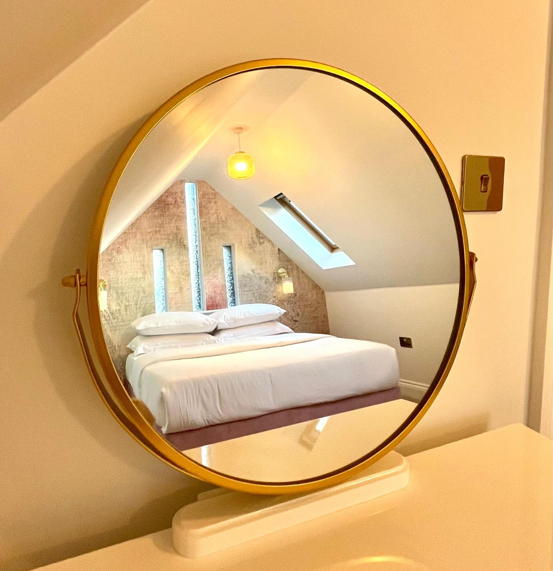 The Gallery - Town Centre - 5 Minute Walk - Superfast Wifi - Outdoor Terrace - Sleeps Up To 6 - Netflix - Contractor Friendly - Short & Long - Coffee Machine Апартаменты