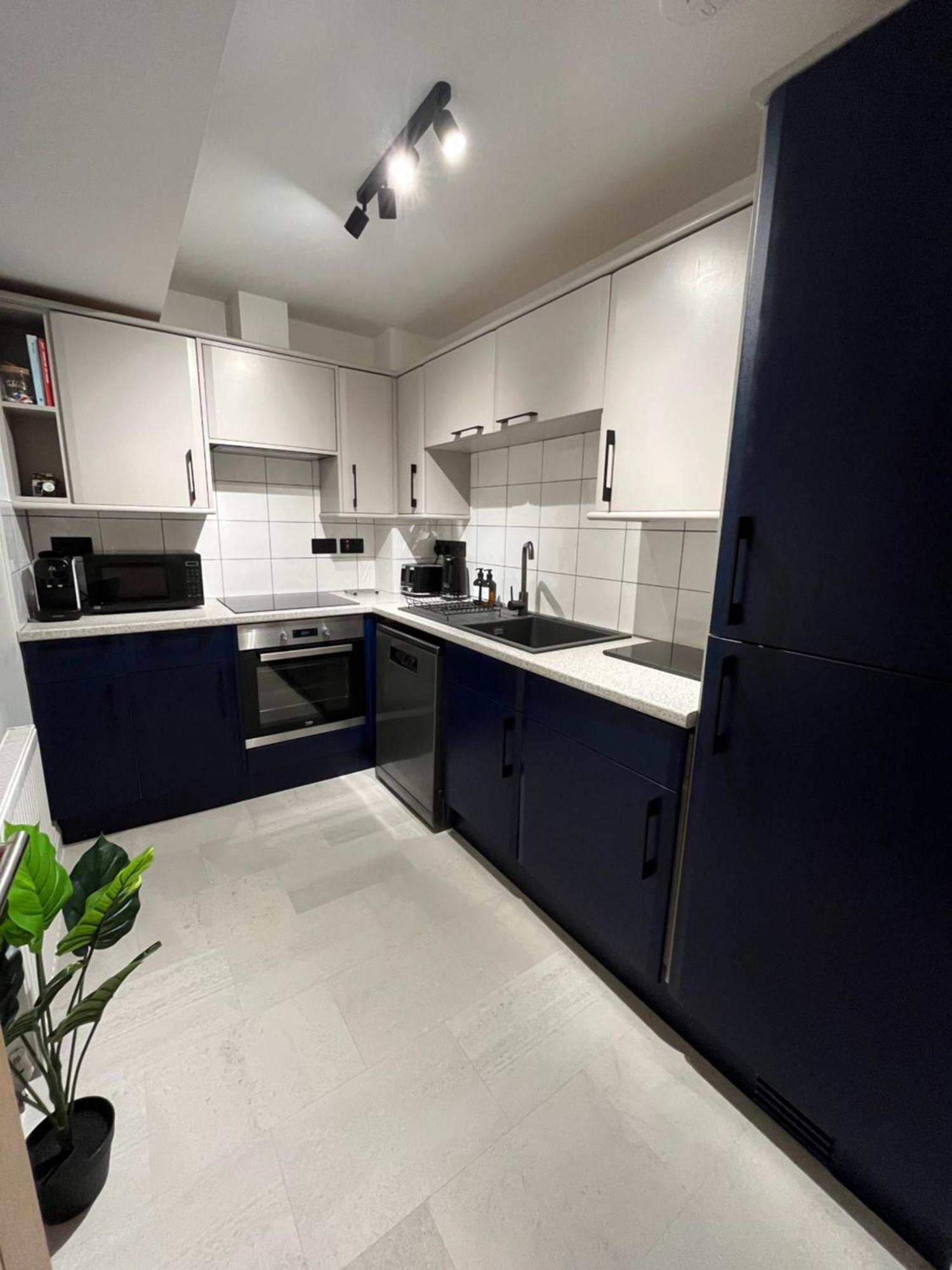 The Gallery - Town Centre - 5 Minute Walk - Superfast Wifi - Outdoor Terrace - Sleeps Up To 6 - Netflix - Contractor Friendly - Short & Long - Coffee Machine Апартаменты Борнмут