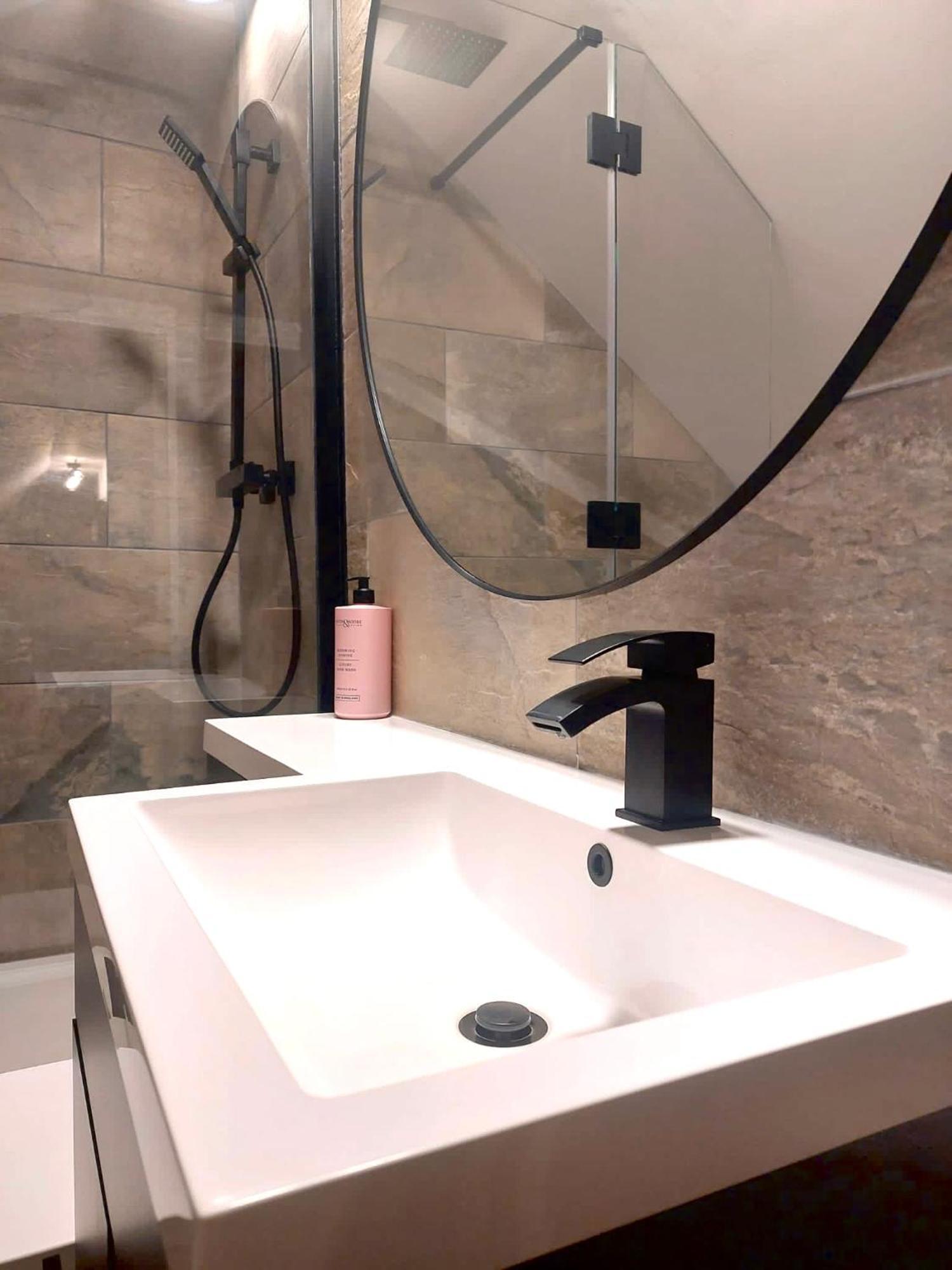Апартаменты The Gallery - Town Centre - 5 Minute Walk - Superfast Wifi - Outdoor Terrace - Sleeps Up To 6 - Netflix - Contractor Friendly - Short & Long - Coffee Machine