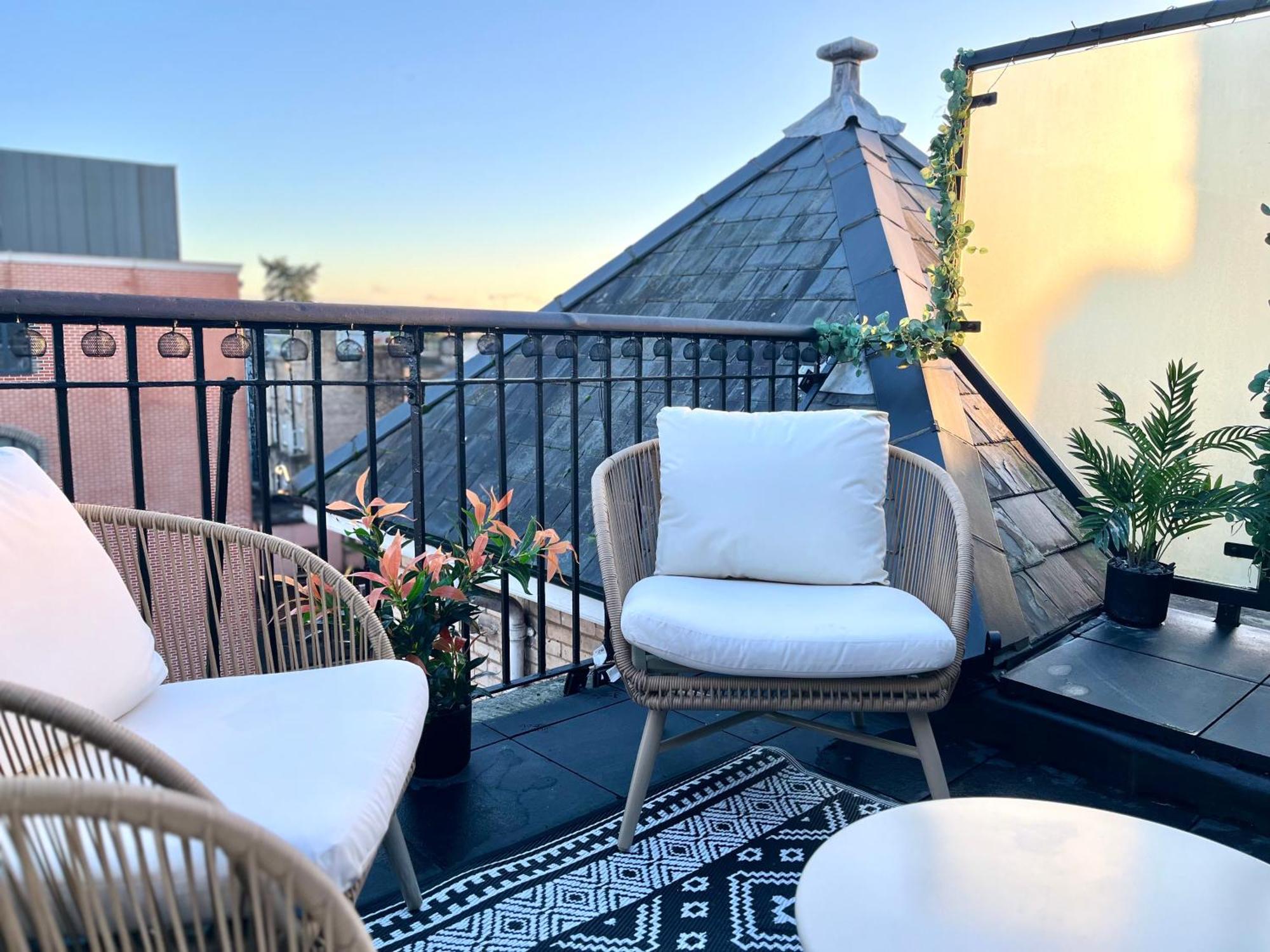 The Gallery - Town Centre - 5 Minute Walk - Superfast Wifi - Outdoor Terrace - Sleeps Up To 6 - Netflix - Contractor Friendly - Short & Long - Coffee Machine Апартаменты