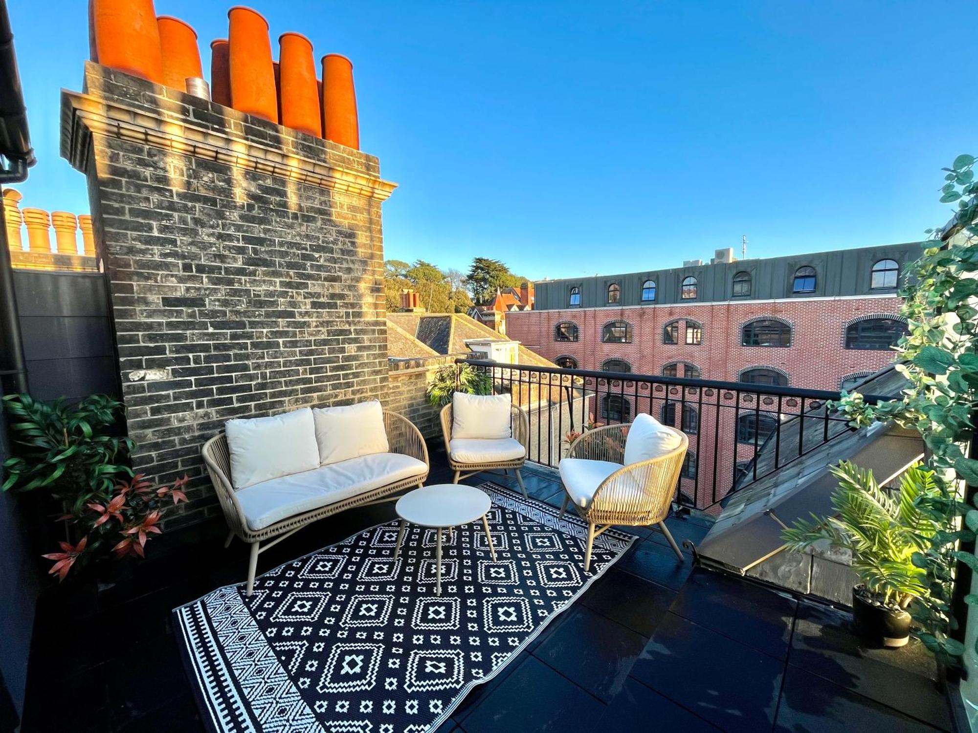 The Gallery - Town Centre - 5 Minute Walk - Superfast Wifi - Outdoor Terrace - Sleeps Up To 6 - Netflix - Contractor Friendly - Short & Long - Coffee Machine Апартаменты